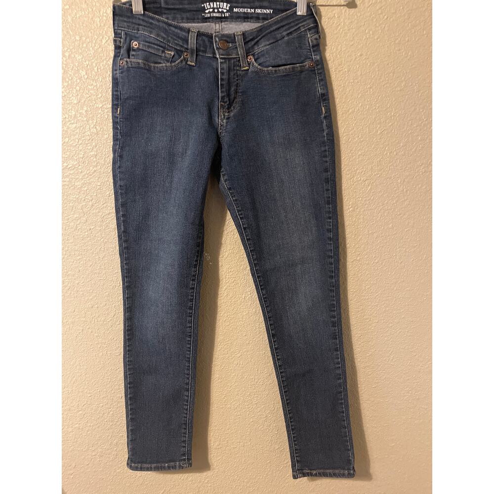 Signature Levi’s modern skinny women’s jeans, size 4